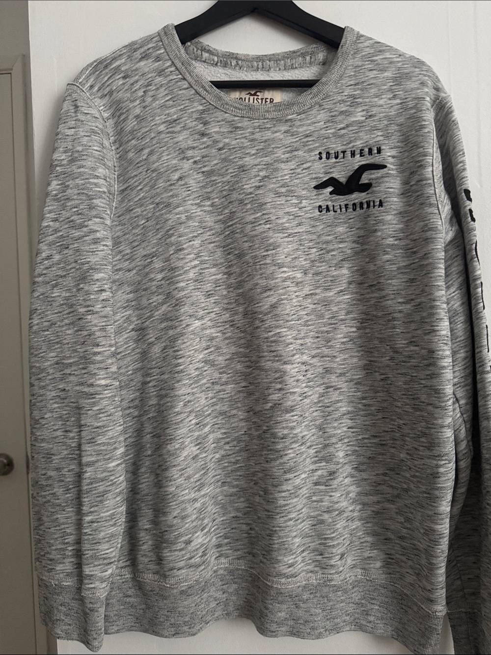 Hollister Men's Light Gray Heather Crew Sweatshirt with Logo